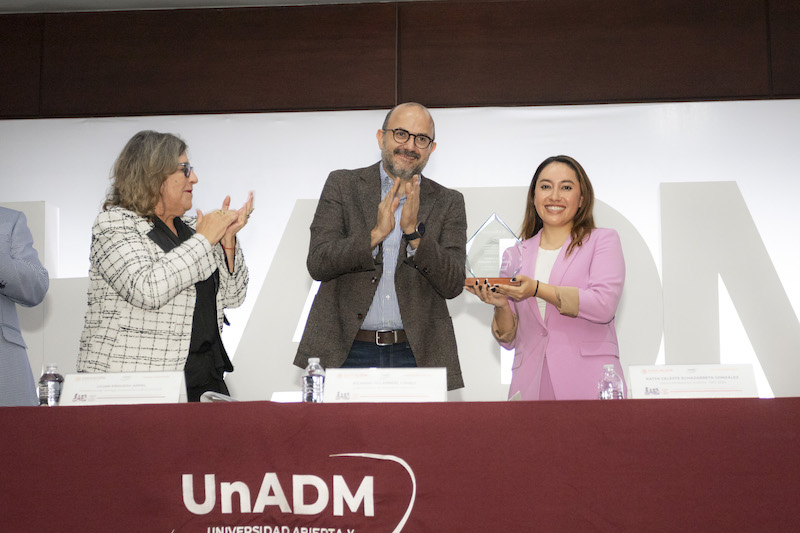 Entrega reconocimiento Katya