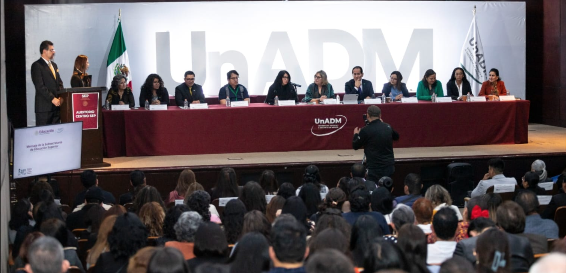 Encabeza titular de la SEP entrega de mil 899 títulos de Licenciatura y 21 de Técnico Superior Universitario de la UnADM